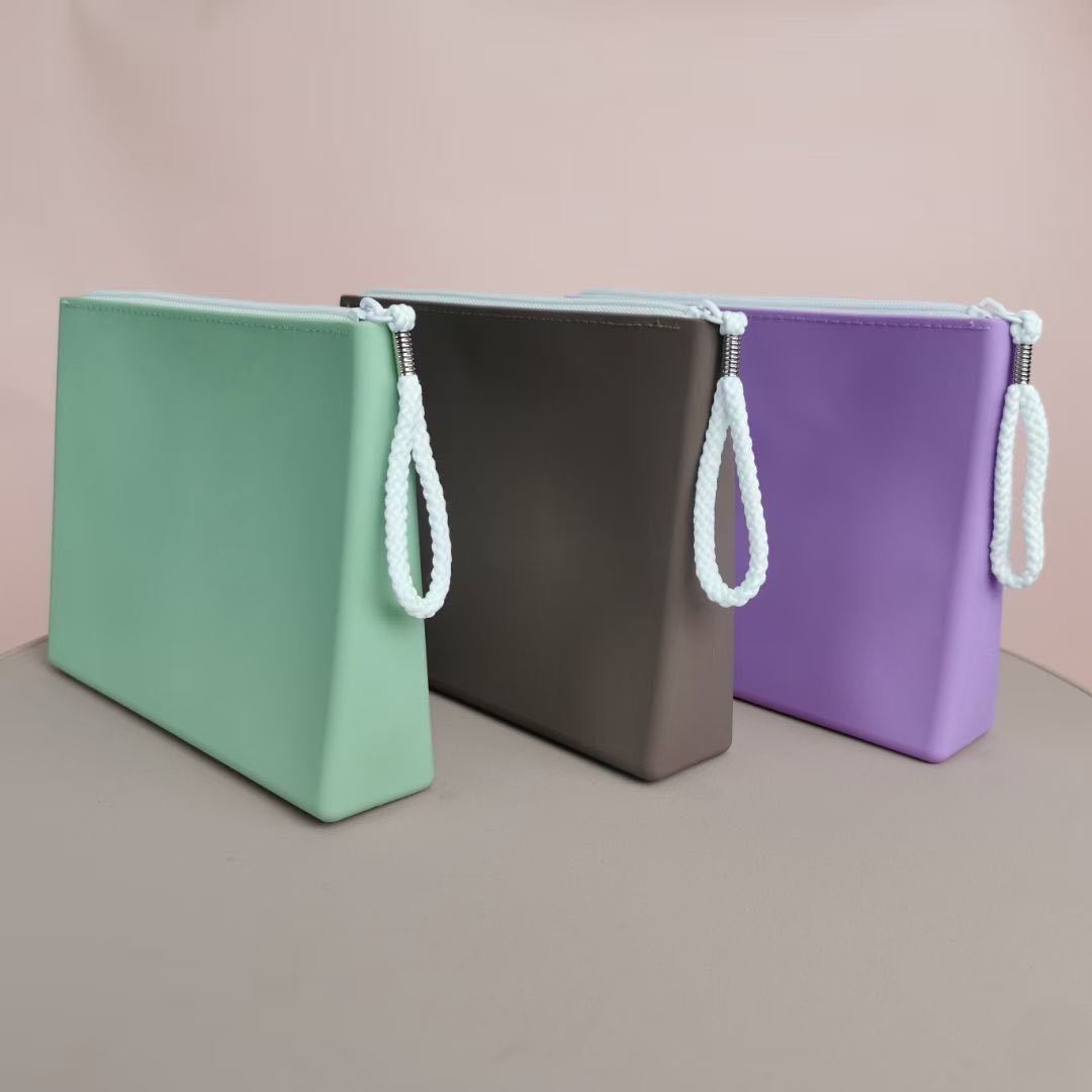 국경 간 새로운 실리콘 화장품 가방 휴대용 여성용 보관 가방 립스틱 헤드폰 동전 지갑은 컬러 인쇄 로고로 사용할 수 있습니다