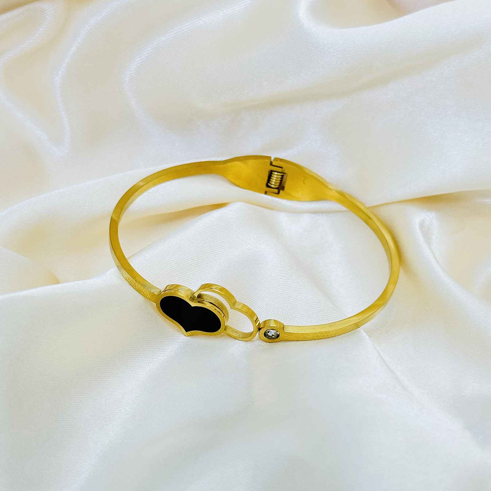 Brazalete de acero de titanio de amor negro no se desvanece en la personalidad dorada del viento frío nicho de diseño de pulsera de moda de alto nivel coreano