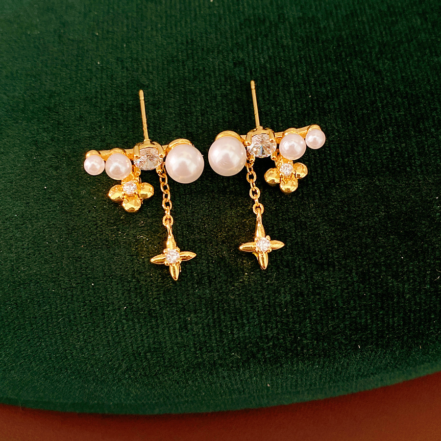 Agujas de plata galvanizadas de oro real, flores de perlas de diamante, perlas de diamante, pendientes de temperamento, pendientes de lujo ligero, pendientes de alta calidad