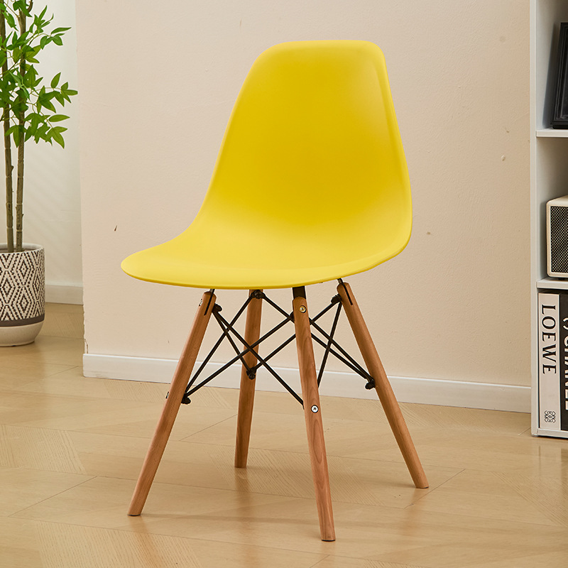 Sillas de plástico de piernas de madera de color sillas de comedor de estilo simple sillas de comedor de restaurantes hoteles sillas de conversación de relajación fabricantes