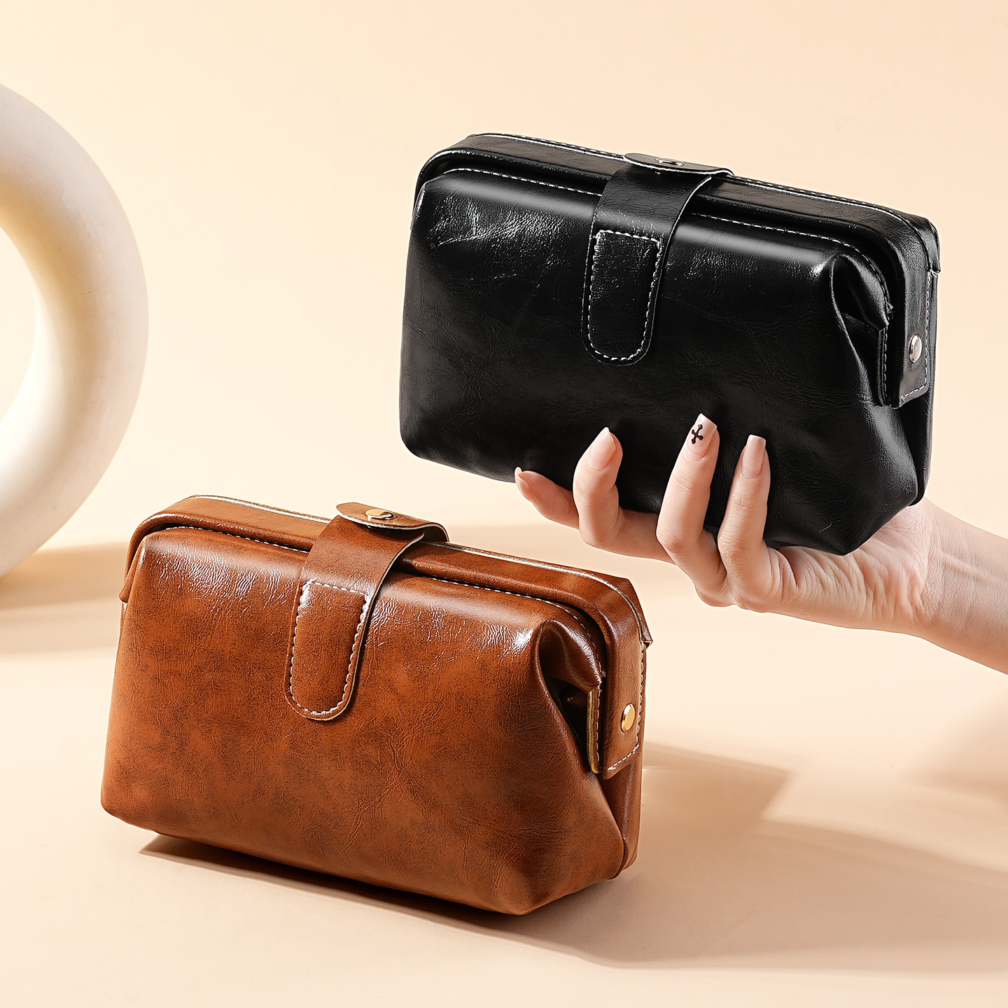 Bolsa de abrazadera de gran capacidad de salida, bolsa de maquillaje ligera de lujo, almacenamiento de cuero suave, bolsa de maquillaje impermeable de viaje de negocios