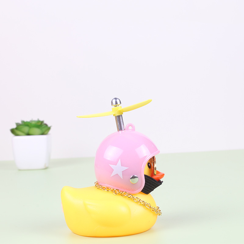 Broken Wind Duck Decoración de coche Adornos Red de coche con casco Tik Duck Little Yellow Duck Car Turbo Duck