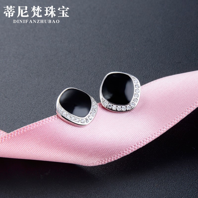 Moda europea y americana geométrica negro pendientes S925 plata esterlina elegante simple viento frío red nicho pendientes para las mujeres