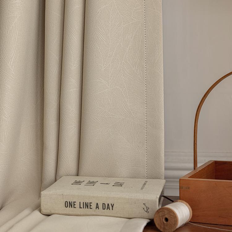 黒金の花のエンボスを厚くしてカーテンを厚くします。