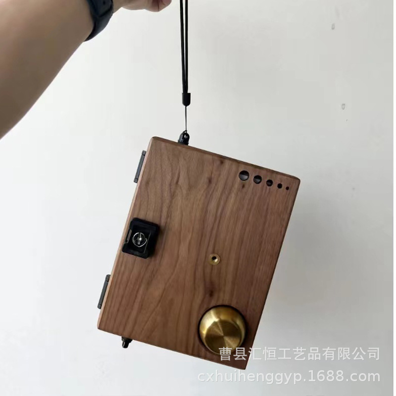 La paleta de madera se puede plegar y se puede equipar con una paleta de correa.