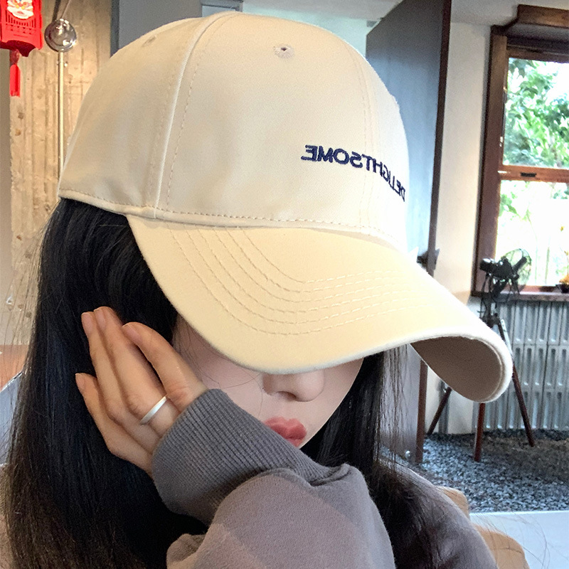 Sombrero de béisbol coreano de letras para mujeres primavera de 2025 nuevo estilo simple cara grande brida ancha cara pequeña sombrero de boca de pato duro