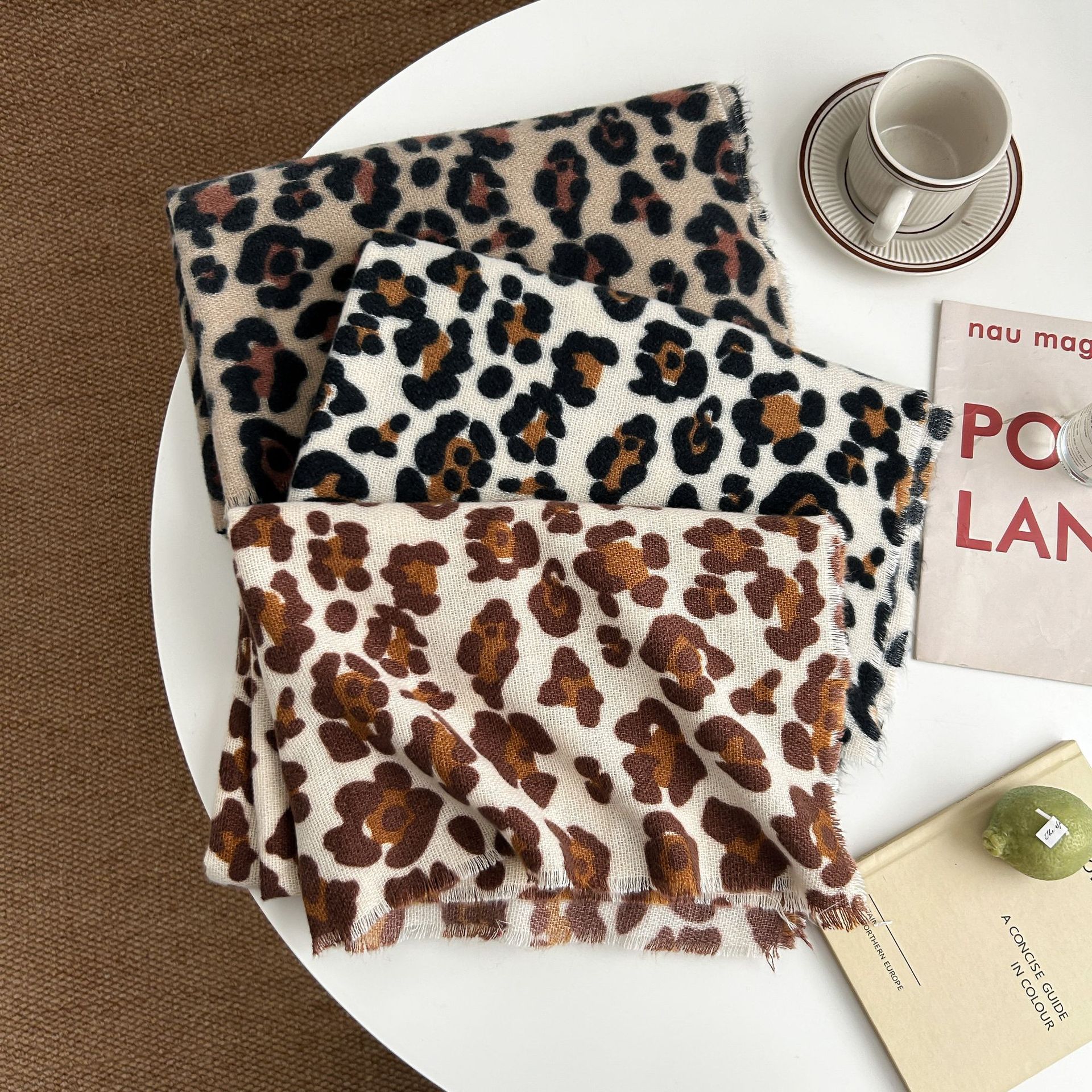 Moda europea y americana de alto nivel bufandas de leopardo otoño y invierno mujeres personalidad moderna temperamento salvaje belleza imitación de cachemire mantel cálido