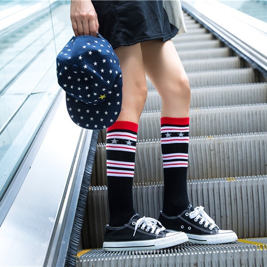 El otoño y el invierno de las mujeres calcetines altos estrella rayas mismo estilo calcetines de pantorrilla estilo japonés Harajuku estilo pila calcetines fábrica al por mayor