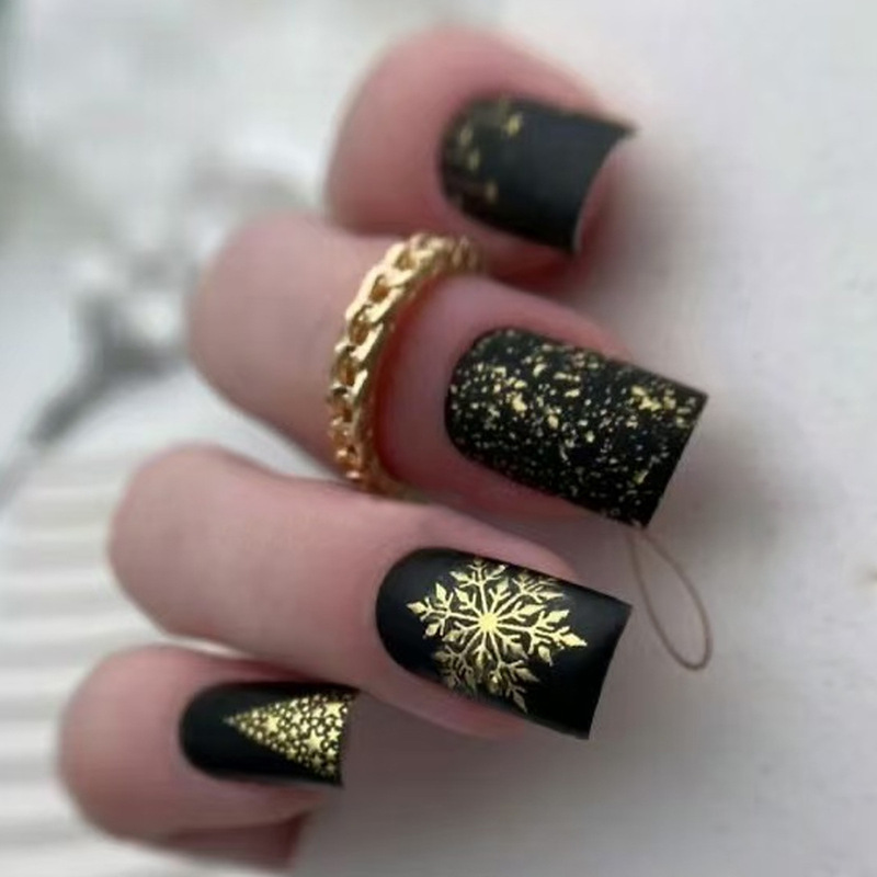 Christmas Chinese Black Gold Matte Snowflake Christmas Tree Broken Gold Flakes Pattern Design Wearable Manicure Nails
