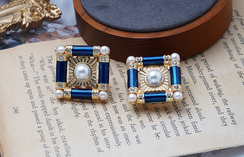 Retro Square Alloy Pearl Inlay Rhinestones Womenu0027S Ear Studs 1 Pair