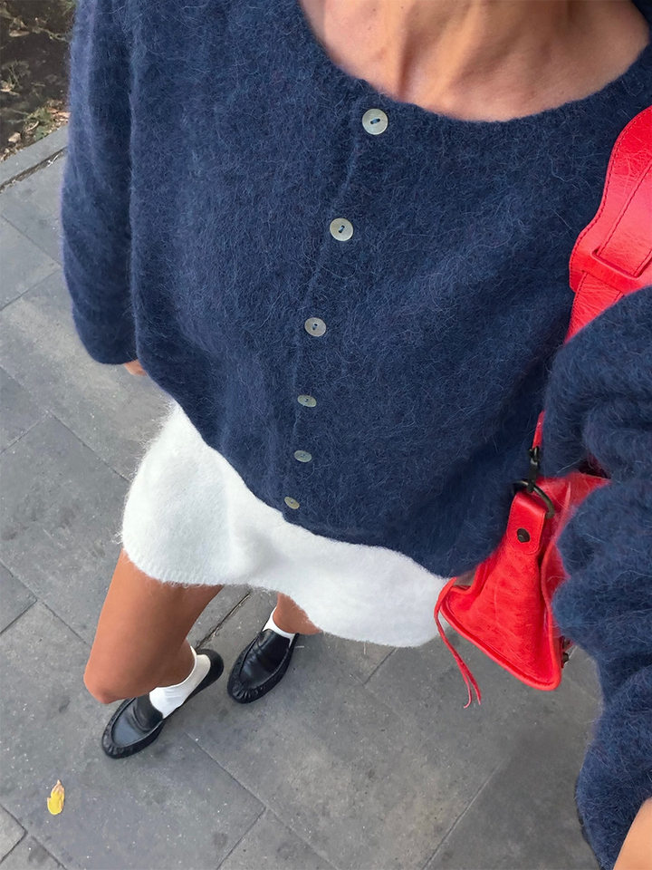 Áo khoác cardigan len nữ dáng rộng một hàng cúc, chất liệu dệt kim mềm mại, phong cách thanh lịch — Màu hồng nhạt (hàng có sẵn), Màu xanh lá cây (có hàng), Màu xanh ô liu (đốm), Màu xanh đậm (Còn hàng) chi tiết 51