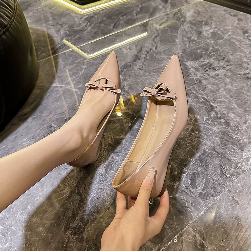 Заводская прямая поставка модной обуви на высоком каблуке для женщин, увеличивающей рост, зима 2024, новая модель с неглубоким вырезом.