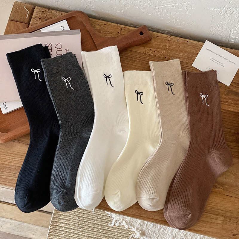 Nuevos calcetines de otoño de mujer bordados arco medio Lolita retro coreano inmoderados calcetines de algodón de color sólido versátiles