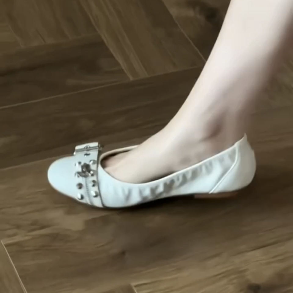 Giày búp bê nữ da cừu mũi tròn đính khóa cài, đế bằng gót thấp 1 cm — Màu be, màu đen