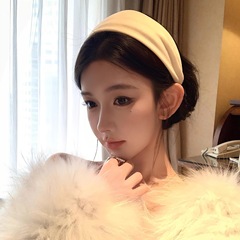 フランス風のシンプルで広いエッジにカチューシャの雰囲気があります。