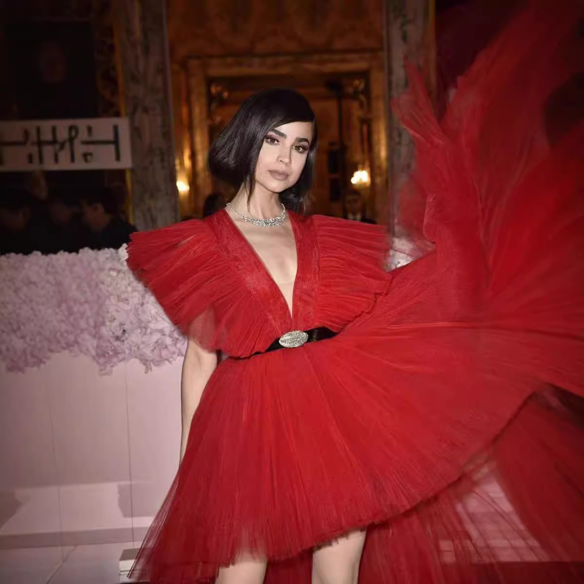 Nuevo desfile europeo y americano de moda profunda V-collar delantero corto trasero vestido de ping-pong largo fiesta de cumpleaños presidió el piano