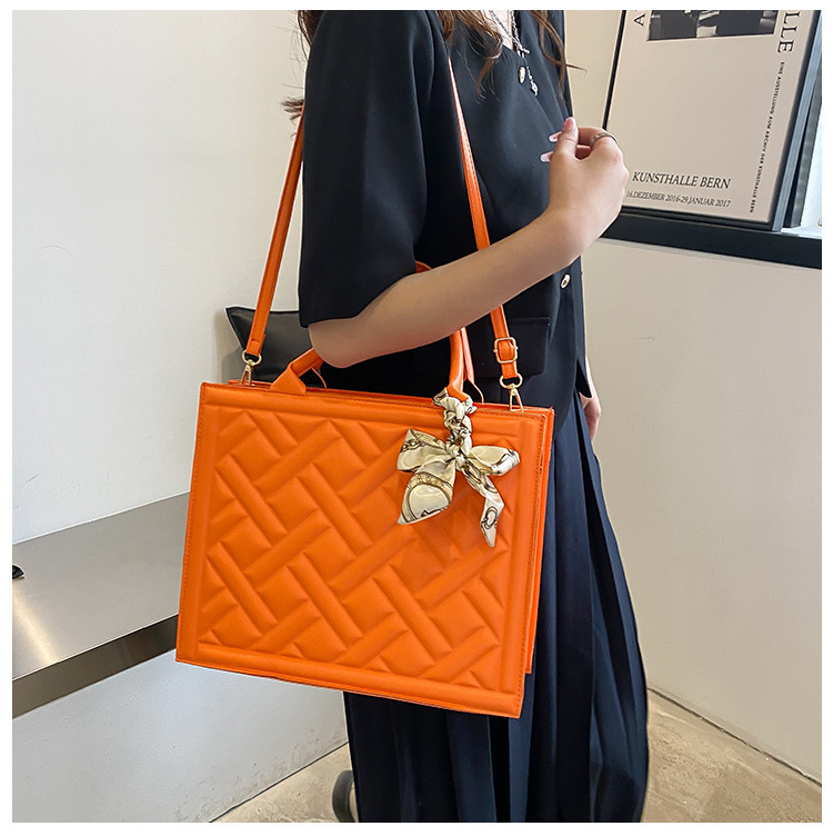 Fashionable and versatile women's bag 2023 summer new silk scarf handbag Bags feeling single shoulder diagonal armpit small square bag_voghion.com