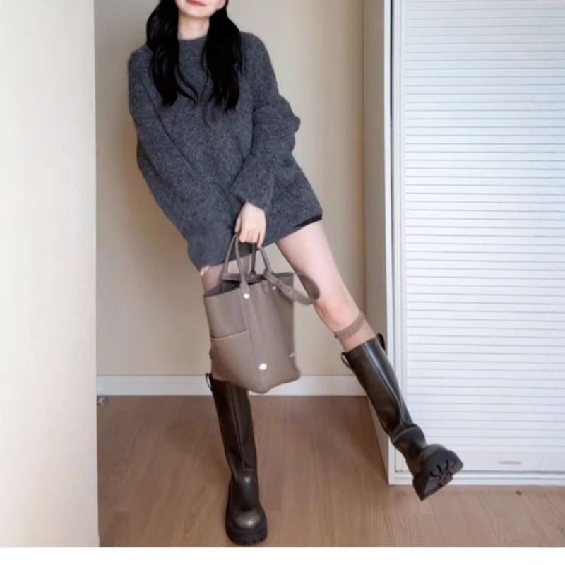 新商品の晩秋の初冬は灰色のゆったりとした怠惰な風のプルオーバーのセーターの女性の美ラードのニットの上着を着ます。|undefined