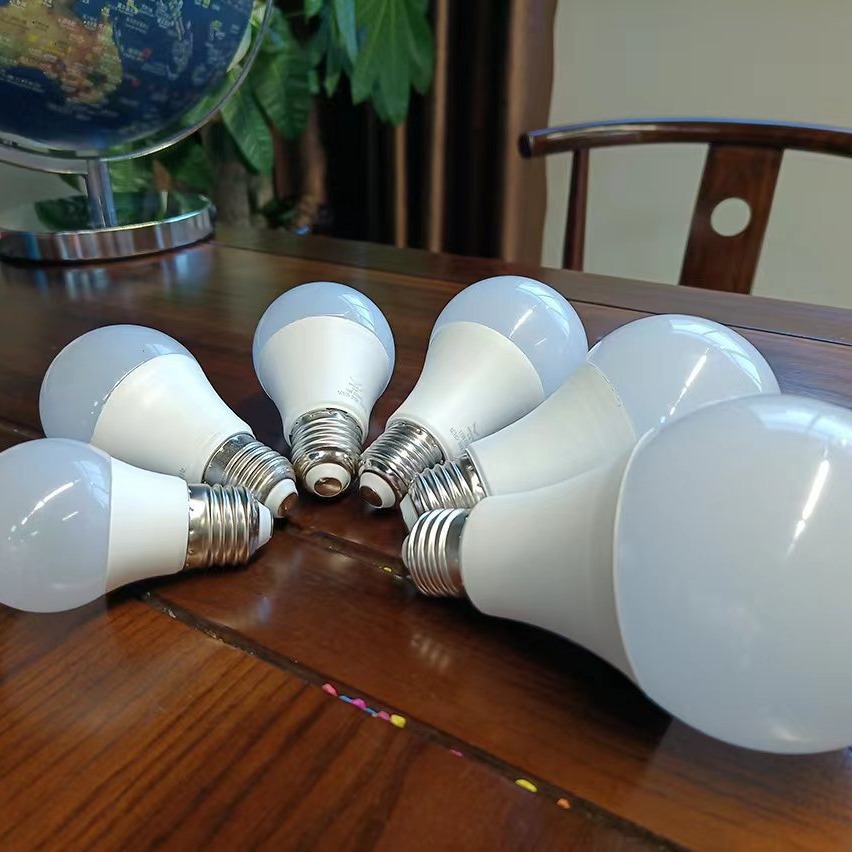 Bombillas LED de rosca para uso doméstico, bombillas LED E27, fabricante de bombillas al por mayor, bombillas tipo A súper brillantes de bajo consumo.