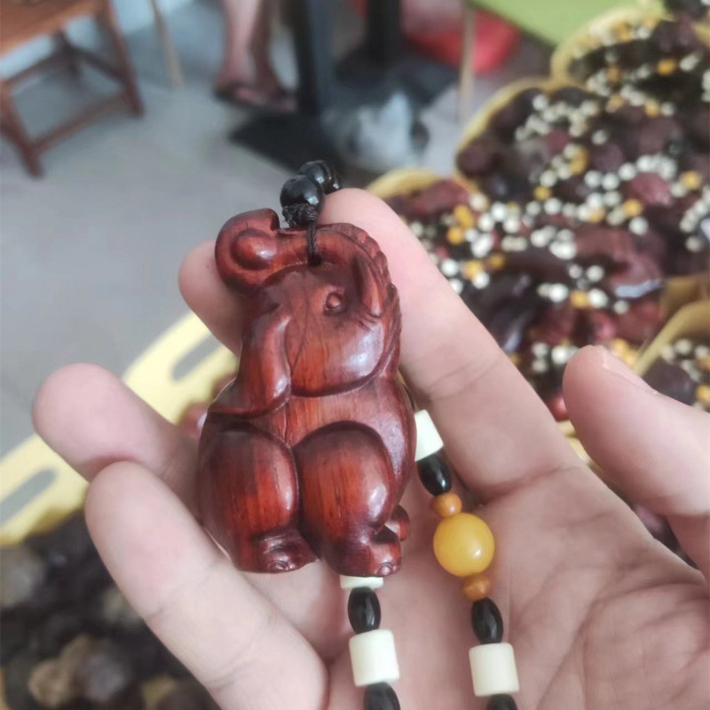 工場卸売紫檀手彫り木彫り貔貅財神ペンダント工芸品、ライブストリーミングや屋台で人気商品|undefined