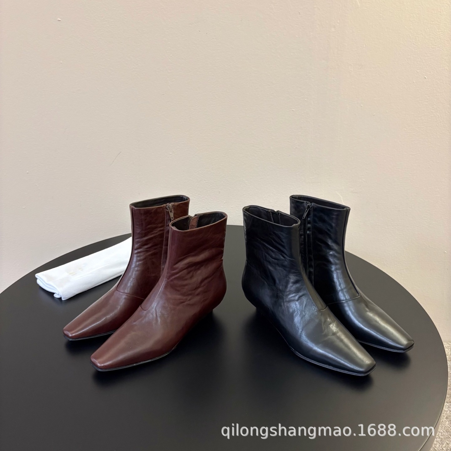 Elite exclusive demi-season retro low boots English style square toe…