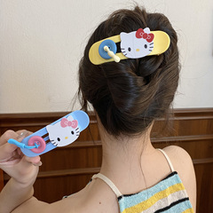 少女は色KT猫のボタンヘアクリップの大きいサイズのアヒルの口を半分にして、甘いクリップをして、アクセサリーの女性をつかみます。