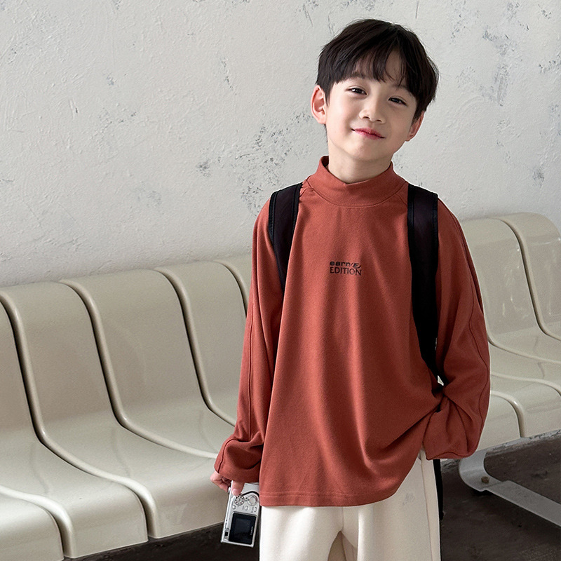 Niños con camisetas de camiseta de camiseta de manga larga para niños 2025 otoño y invierno ropa infantil para niños calientes con cuello de media altura