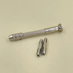 手撚りドリルの持ち手の穴あけ器の穴を開けてドリルを広げます。