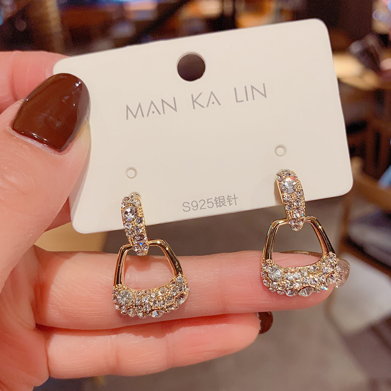 24B1F464BE4A2622DFE5B6335F74E5