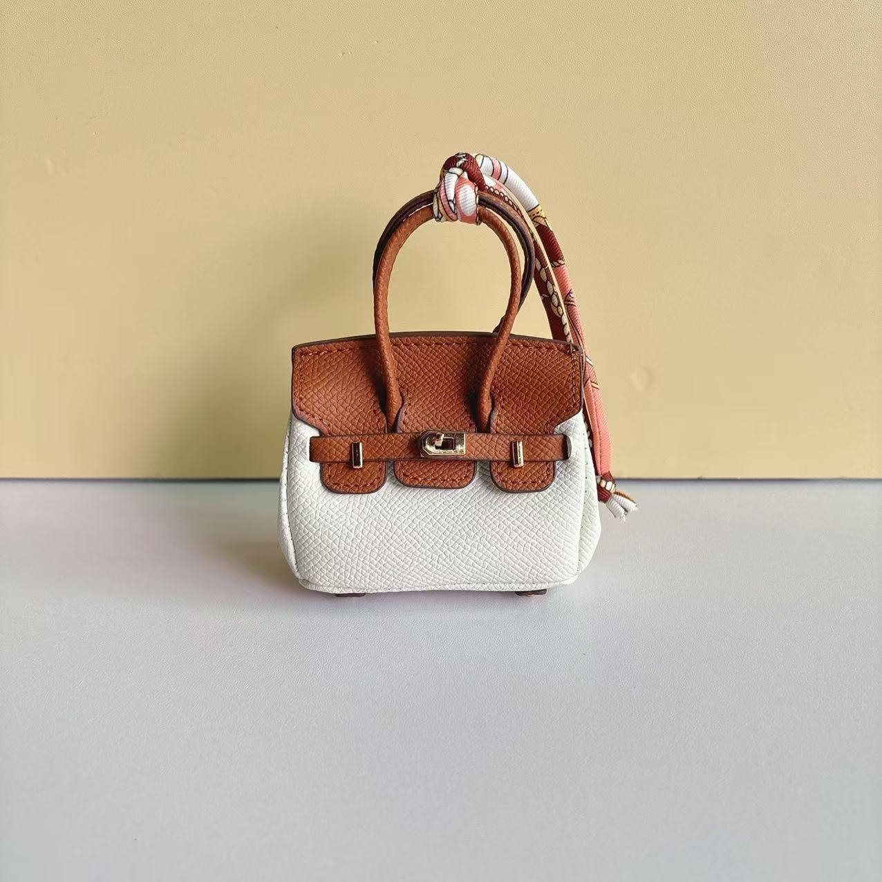 Mini colgante de bolsa de platino de color de contraste, colgante de bolsa de auriculares sobre rojo de alta gama, colgante de llavero de coche, colgante al por mayor