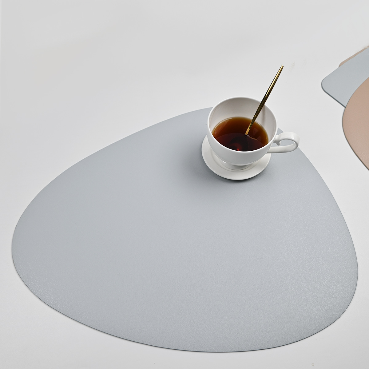 Cojín de cuero PU, almohadilla de mesa antideslizante, almohadilla de aislamiento térmico a prueba de agua, almohadilla de taza, gota de agua simple, almohadilla de comedor occidental sólida