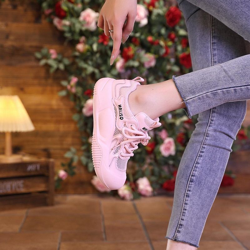 Explosión de tela coreana transpirable zapatos de suela gruesa para mujeres 2024 verano nuevo color de combinación de zapatos deportivos casuales de moda para mujeres