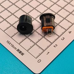 DC電源コンセントDC-022Kスナップ丸型押出式直流5.5-2.1MM丸ピン3脚充電母座
