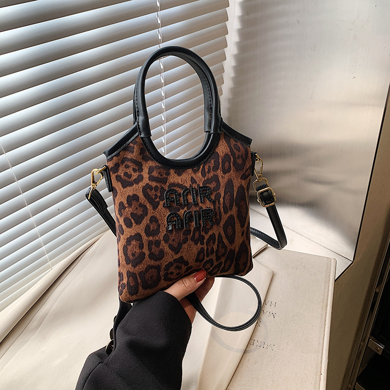 Bolso desnudo con estampado de leopardo