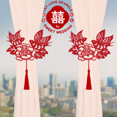 カーテンは結婚装飾の花を帯びています。