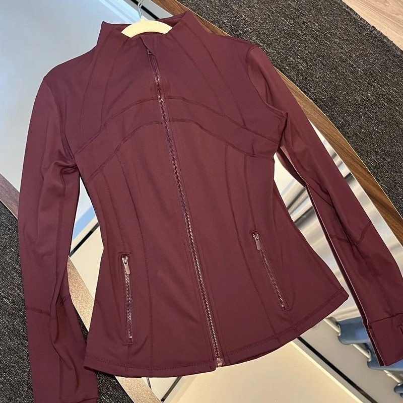 スポーツの女性の金のジッパーのシリーズのヨガの服の女性のジャケットの通気性のスポーツの上着の長袖のフィットネスの服のコート|undefined