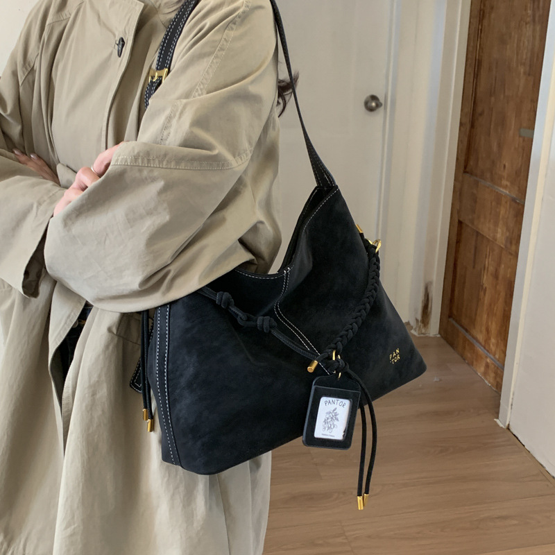 Bolso retro de gran capacidad para mujeres invierno 2025 nuevo estilo de moda alta sensación de bolso especial bolso de balde de agua de invierno