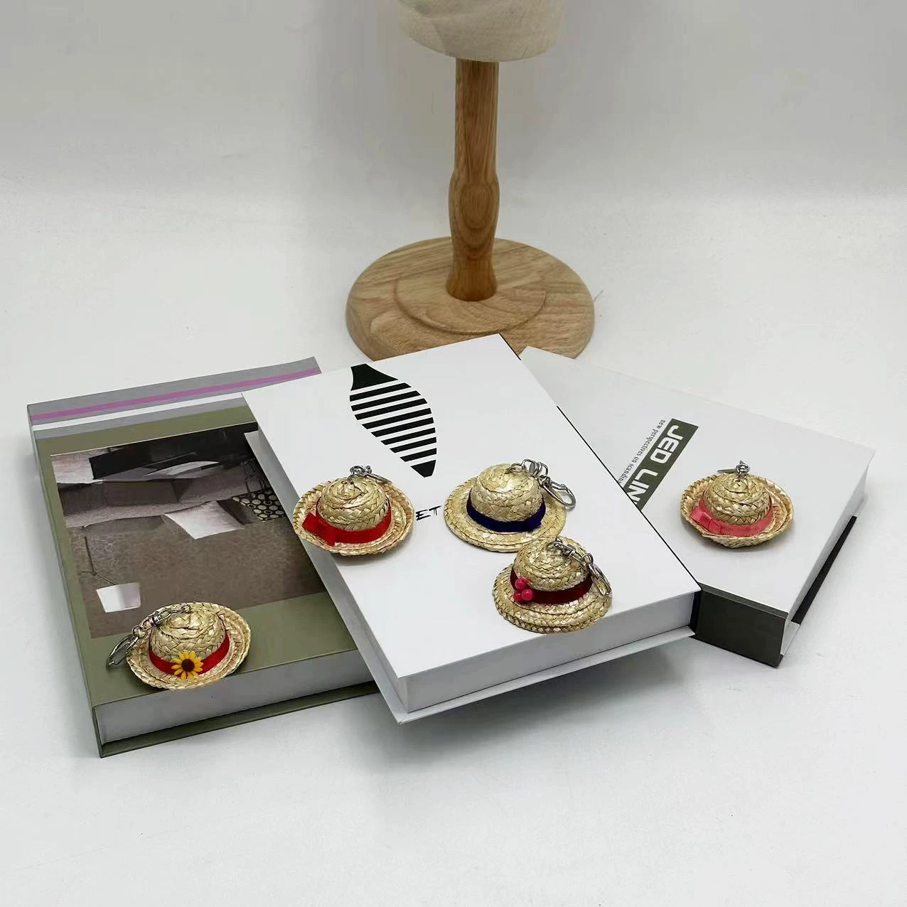 Ключница-брелок с миниатюрной шапочкой для питомца, бантиком и бусинами, милый маленький клубничный аксессуар для ключей