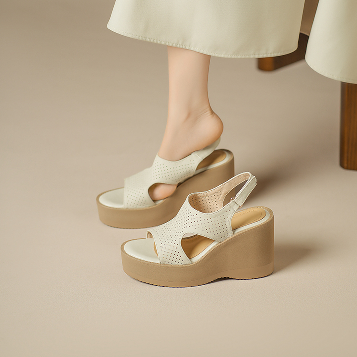 Sandal cao gót nữ hở mũi đế xuồng da cừu đục lỗ — màu trắng ngà