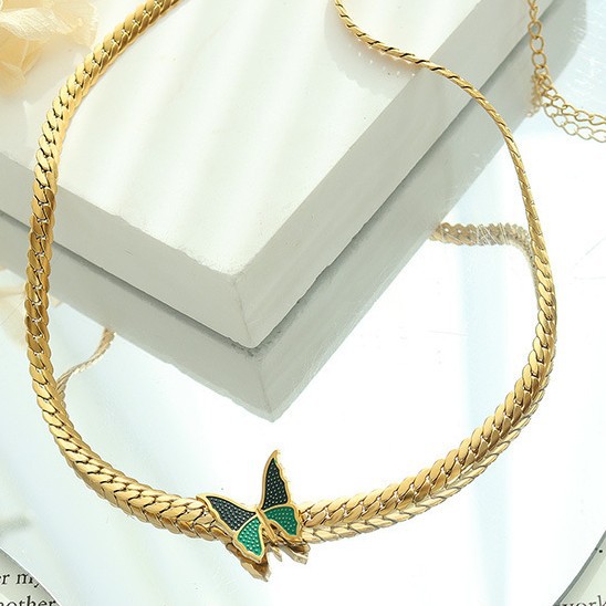 Moda lujosa mariposa personalidad de acero de titanio tobillar nicho diseño de cadena trenzada joyería mariposa verde collar fresco
