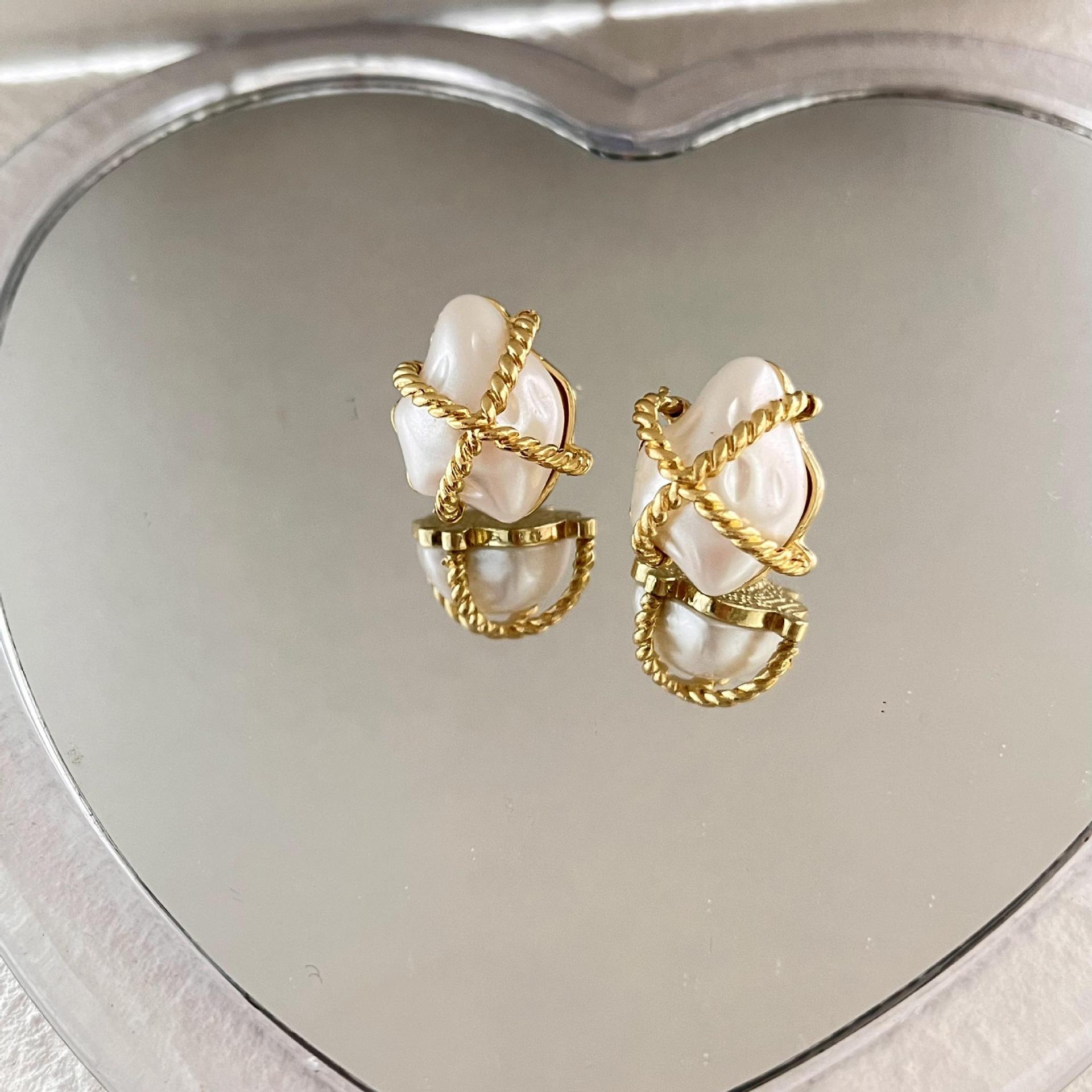 Fashion Simple Twist Irregular Baroque Pearl Earrings