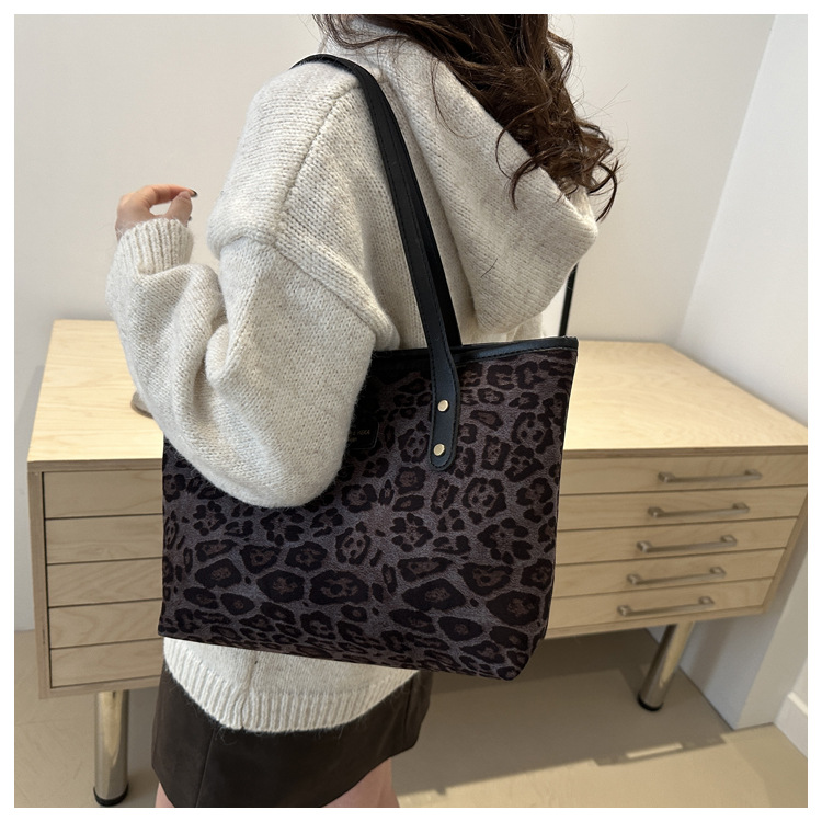 This is a new 2024 trendy and stylish large-capacity handbag for women. It is a fashionable and stylish single-shoulder tote bag for autumn and winter undefined