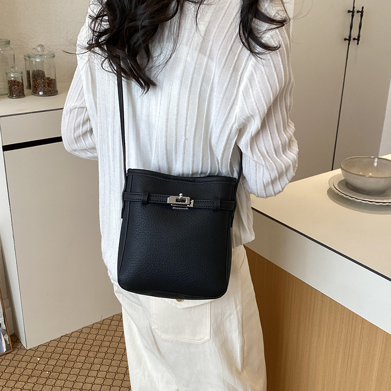 La versión coreana de nicho de color sólido bolso de teléfono móvil para mujeres 2026 verano nuevo diario pequeño y ligero bolso de hombro pequeño