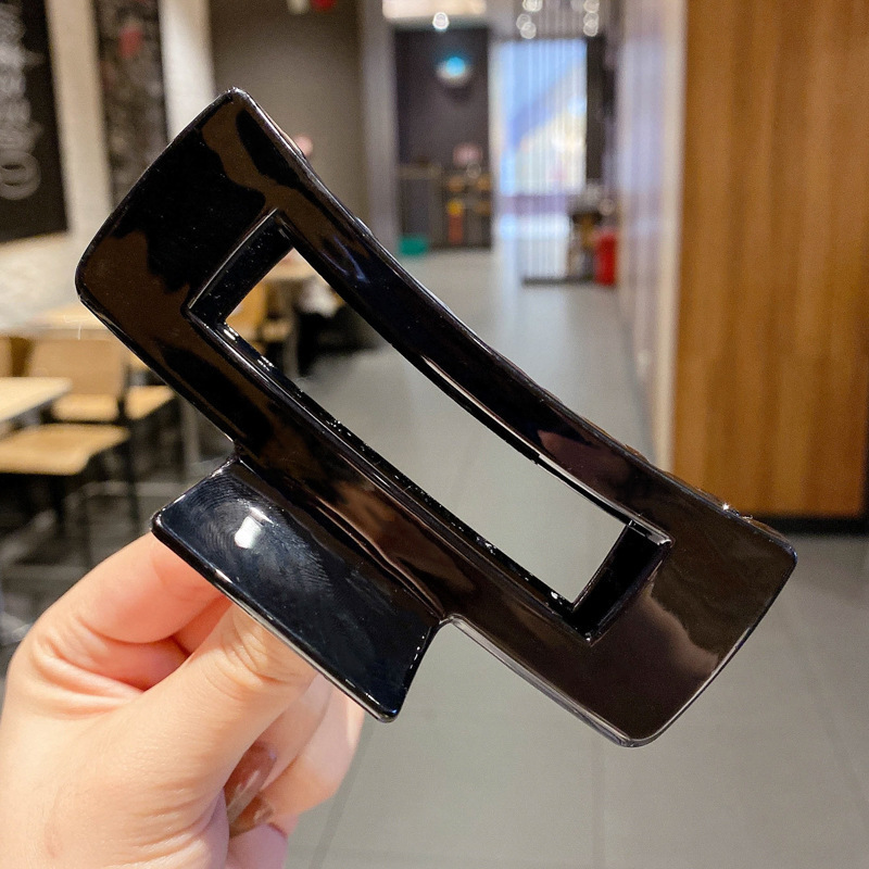 크고 검은색 사각형.