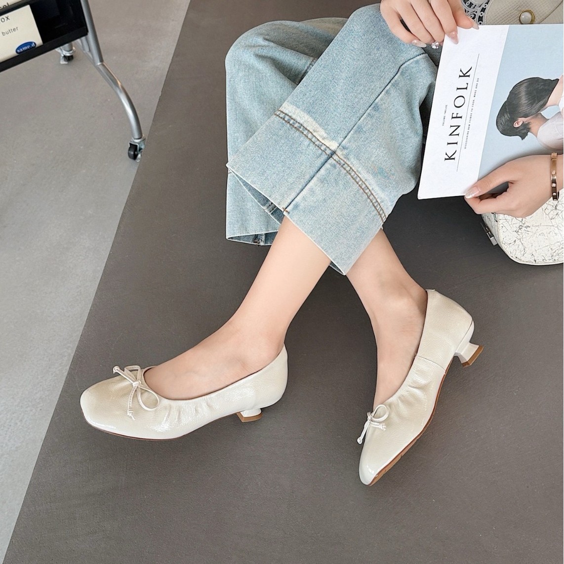 Giày ballet nữ da thật mũi tròn, gót thấp, nơ xinh, miệng nông, xỏ chân tiện lợi — Màu đen, Màu trắng be