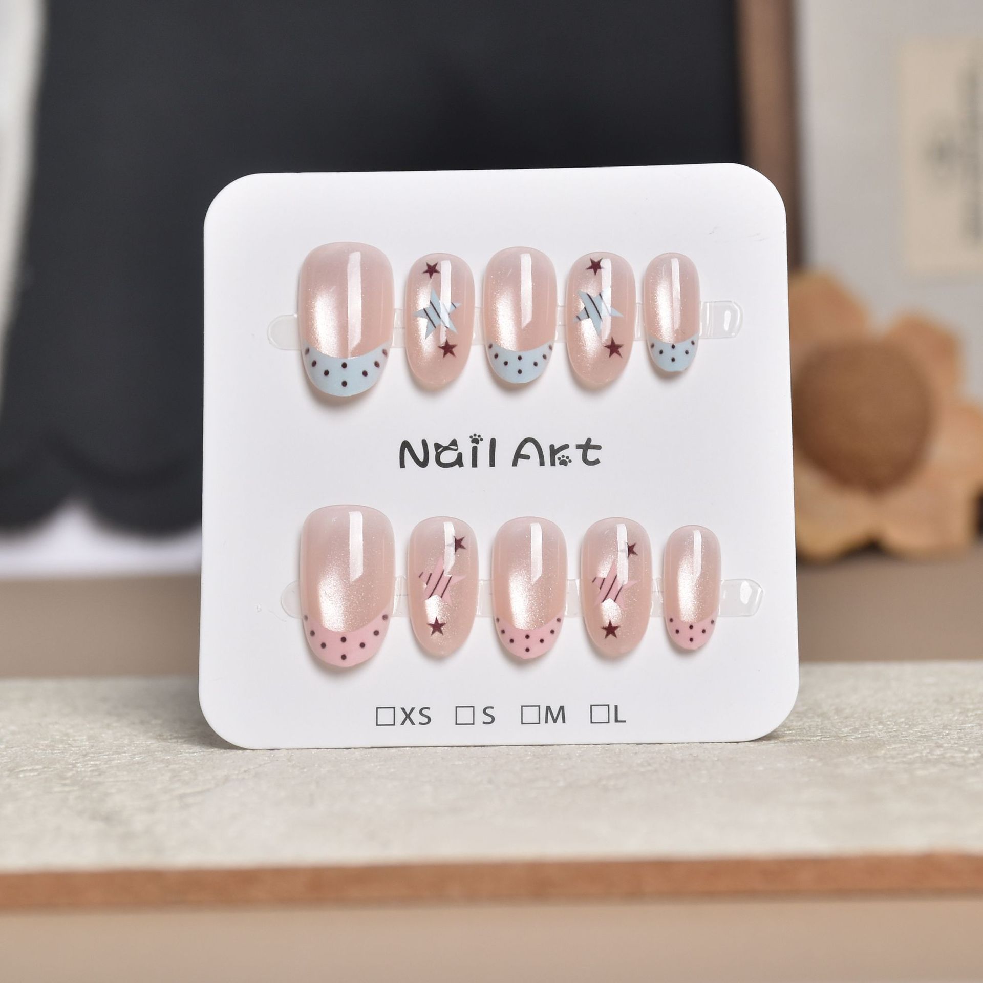 Uñas postizas francesas con diseño floral dorado, estilo ojo de gato, cortas y desmontables, producto de alta gama para arte de uñas 2026.