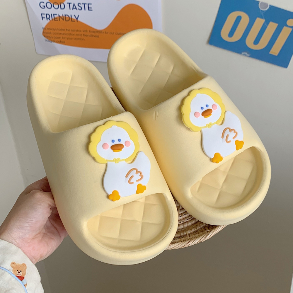 Hermosas zapatillas de pato grueso para mujeres de verano para usar anti-deslizante dibujos animados casa baño pareja zapatillas frías