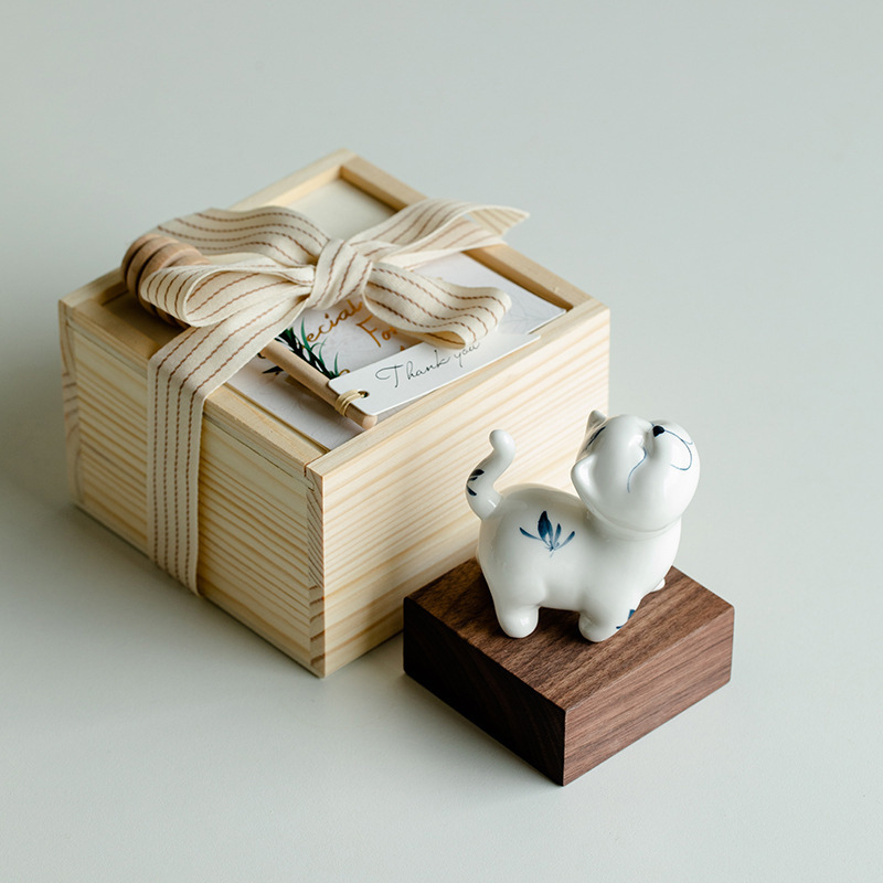 New hand-painted aojiao cat tea pet decoration ceramic decoration simple birthday Qixi gift hand gift wholesale