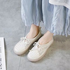 サンダル 2025 新しい女性のレトロ森婦人靴本革ソフトソールママの靴フラット穴靴中空シングルシューズ女性のための