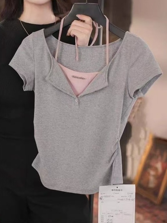 ヨーロッパデザインのコントラストカラーVネックショルダー半袖Tシャツレディース2025夏ユニークなフェイクツーピースショートスカートツーピースセットトレンディ|undefined